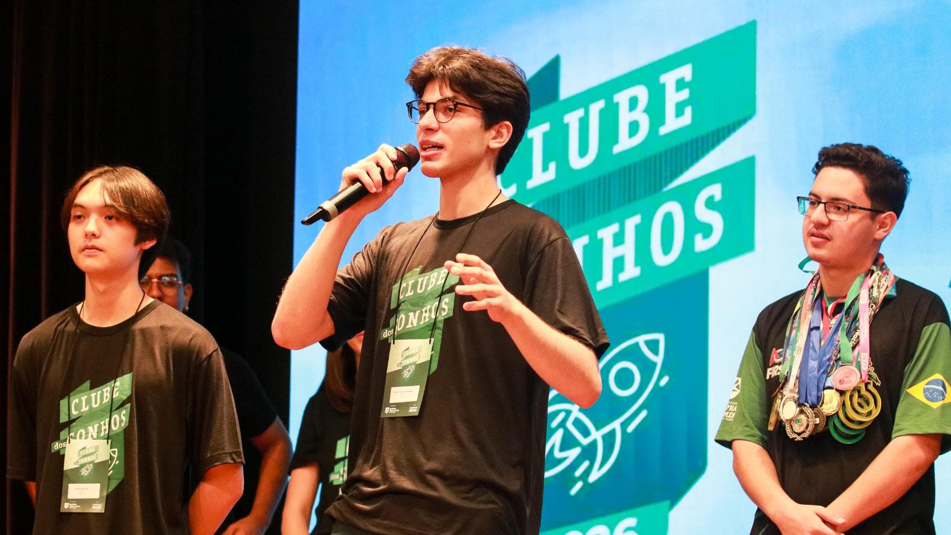 Jovens do Clube dos Sonhos reunidos, sorrindo